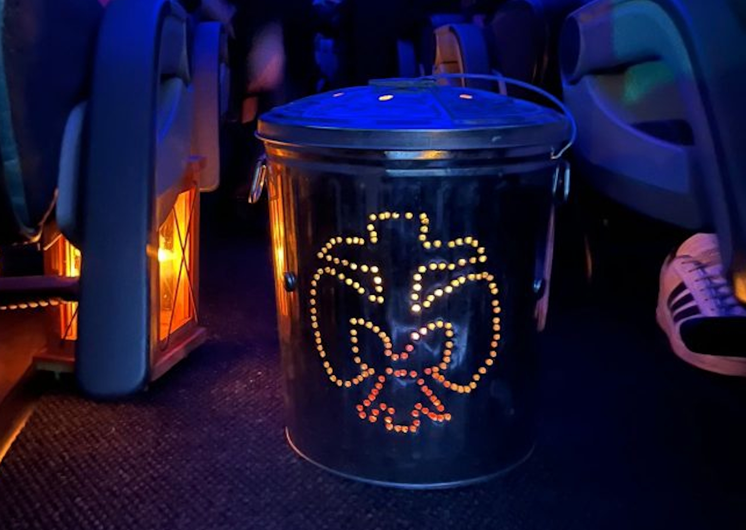 Laterne mit dem Friedenslicht, das Motiv ist aus vielen kleinen Kerzenflammen gelegt